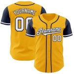 Zwei benutzerdefinierte weiß-marineblau goldfarbene Baseball-Trikots Zwei benutzerdefinierte weiß-marineblau goldfarbene Baseball-Trikots